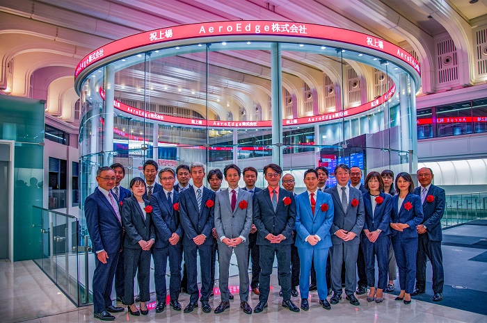 東京証券取引所のチッカー前で撮影をするAeroEdgeメンバー